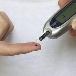 ما هي أعراض انخفاض السكر في الدم