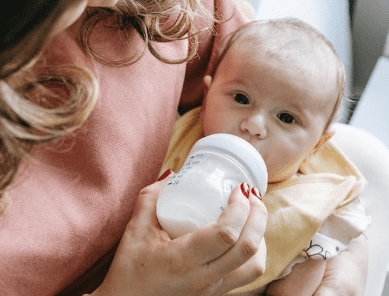 مستلزمات التغذية للطفل حديث االولادة